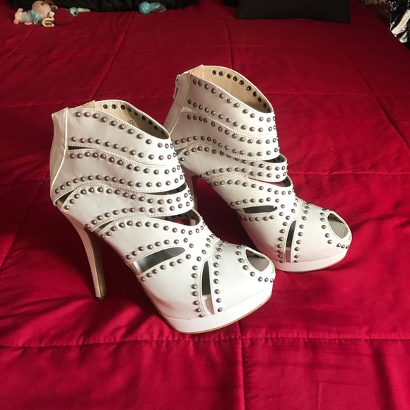 CLADEL Shoes - 🔲⚫️”NWB”⚫️🔲 UNIQUE WHITE STUDDED PLATFORMS HEELS